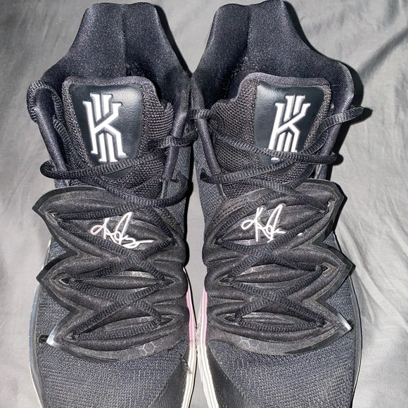 Kyrie 5 Black Magic